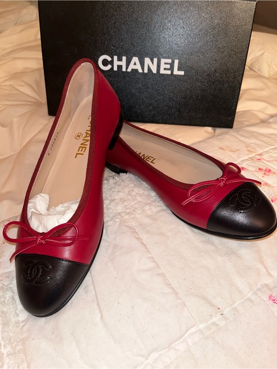 CHANEL Shoes - CHANEL 'Ballerines' Rouge et Noir Lambskin Flats - NEVER WORN - Size EU 38.5